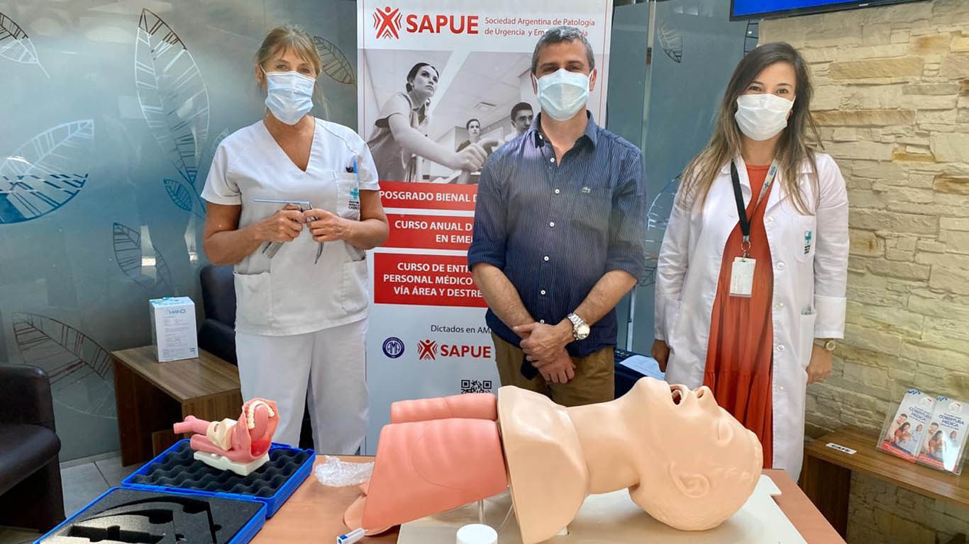 Capacitación sobre RCP, vía aérea y destrezas en trauma.