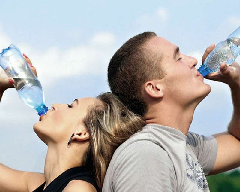 Los especialistas recomiendan hidratarse bien en verano para prevenir enfermedades renales