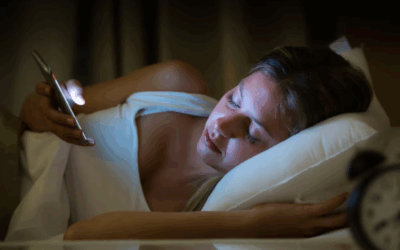 ¿Alejar el celular de la cama mejora el sueño?